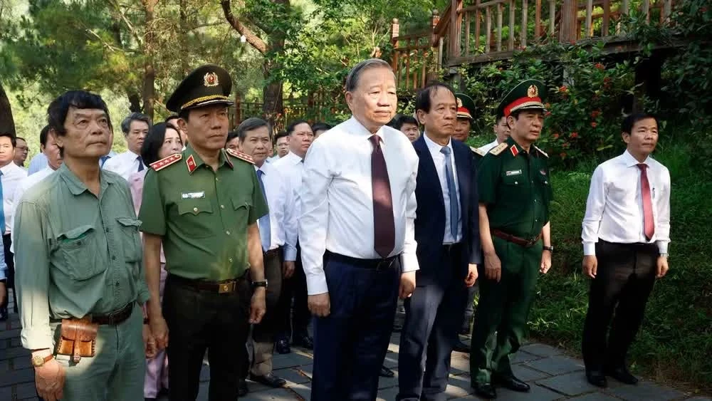 Tổng Bí thư, Chủ tịch nước Tô Lâm cùng Đoàn công tác của Trung ương và lãnh đạo tỉnh Quảng Trị tưởng niệm Đại tướng Võ Nguyên Giáp.