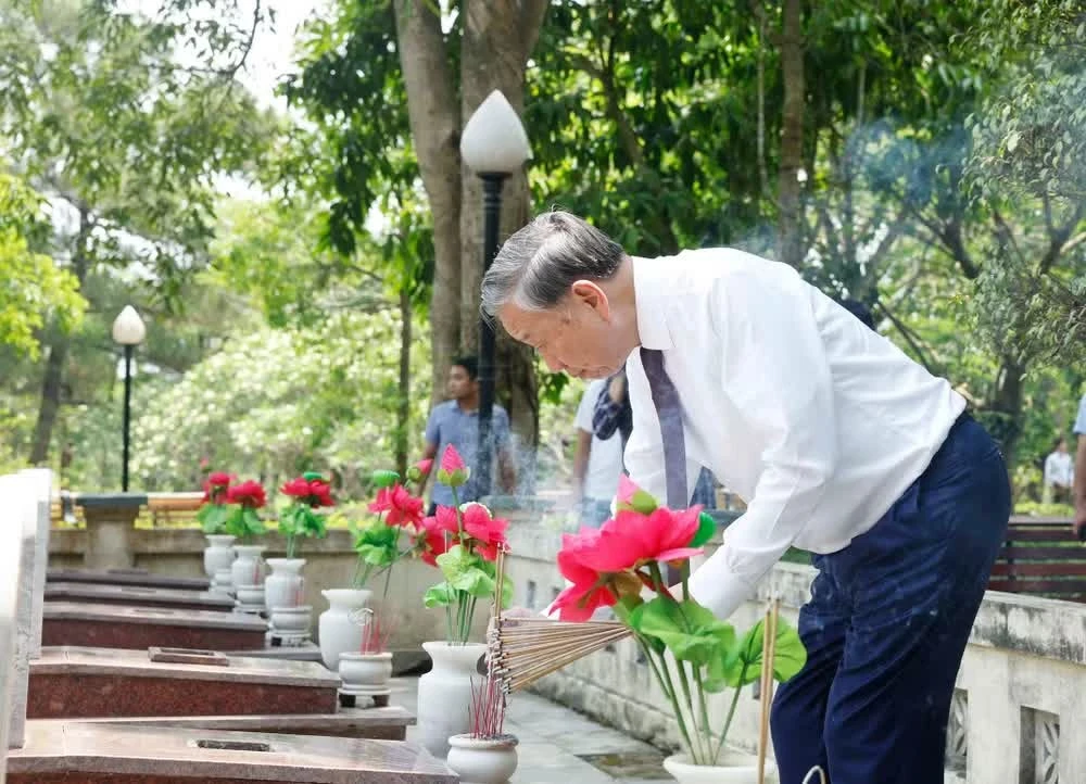 Tổng Bí thư, Chủ tịch nước Tô Lâm thắp hương trên phần mộ các anh hùng, liệt sĩ.