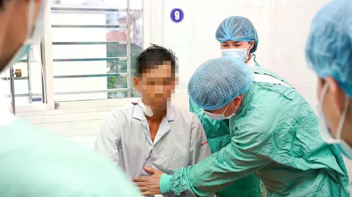 Bệnh nhân mắc bệnh thận - gan đa nang dẫn đến suy thận giai đoạn cuối.