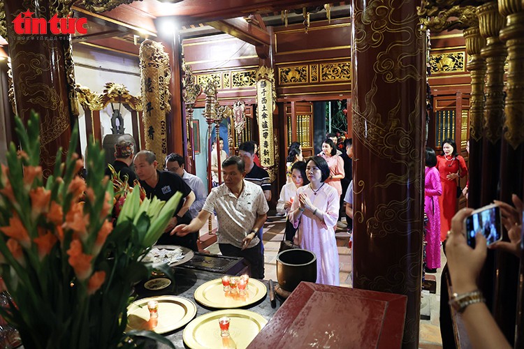 Du khách dâng lễ, cầu bình an tại các ban thờ trong khu di tích.