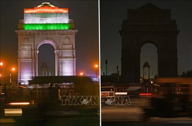 Đài Tưởng niệm chiến tranh ở New Delhi (Ấn Độ) trước (ảnh trái) và sau (ảnh phải) thời điểm tắt đèn hưởng ứng Giờ Trái Đất, ngày 27/3/2021.