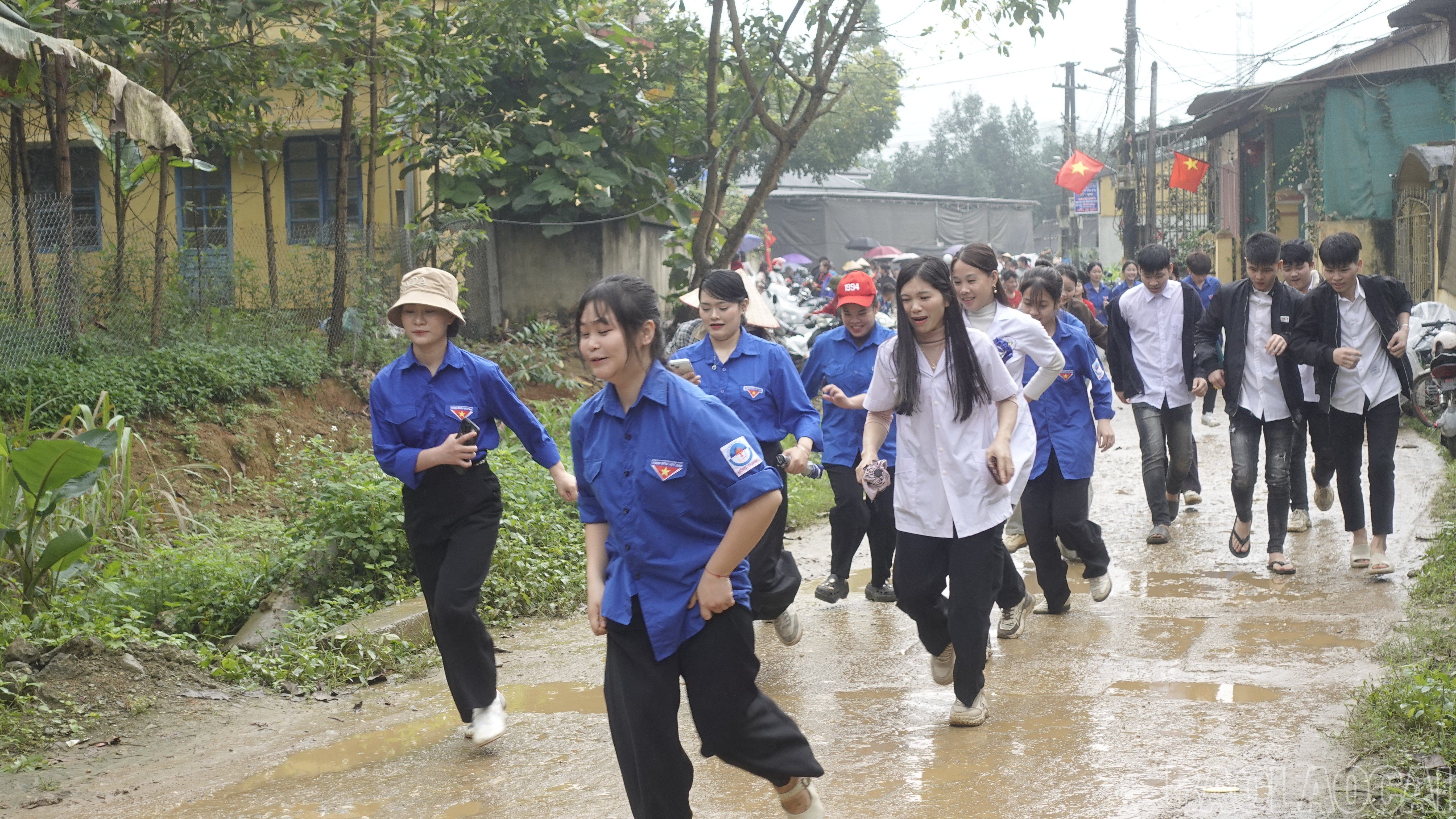 Đông đảo học sinh, thanh niên xã Phúc Lợi tham gia Ngày chạy Olympic.