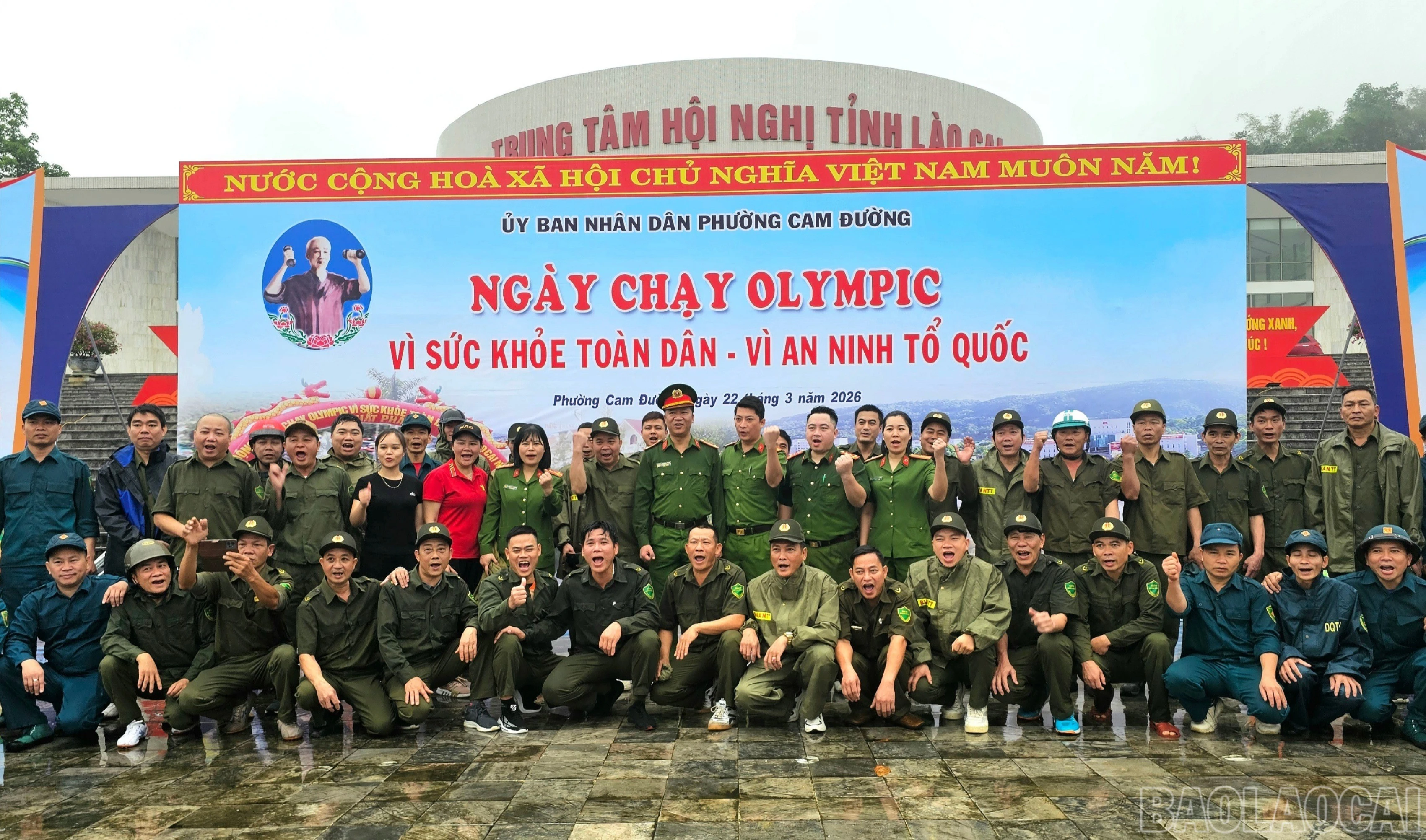 Khối lực lượng vũ trang tham gia Ngày chạy Olympic phường Cam Đường.