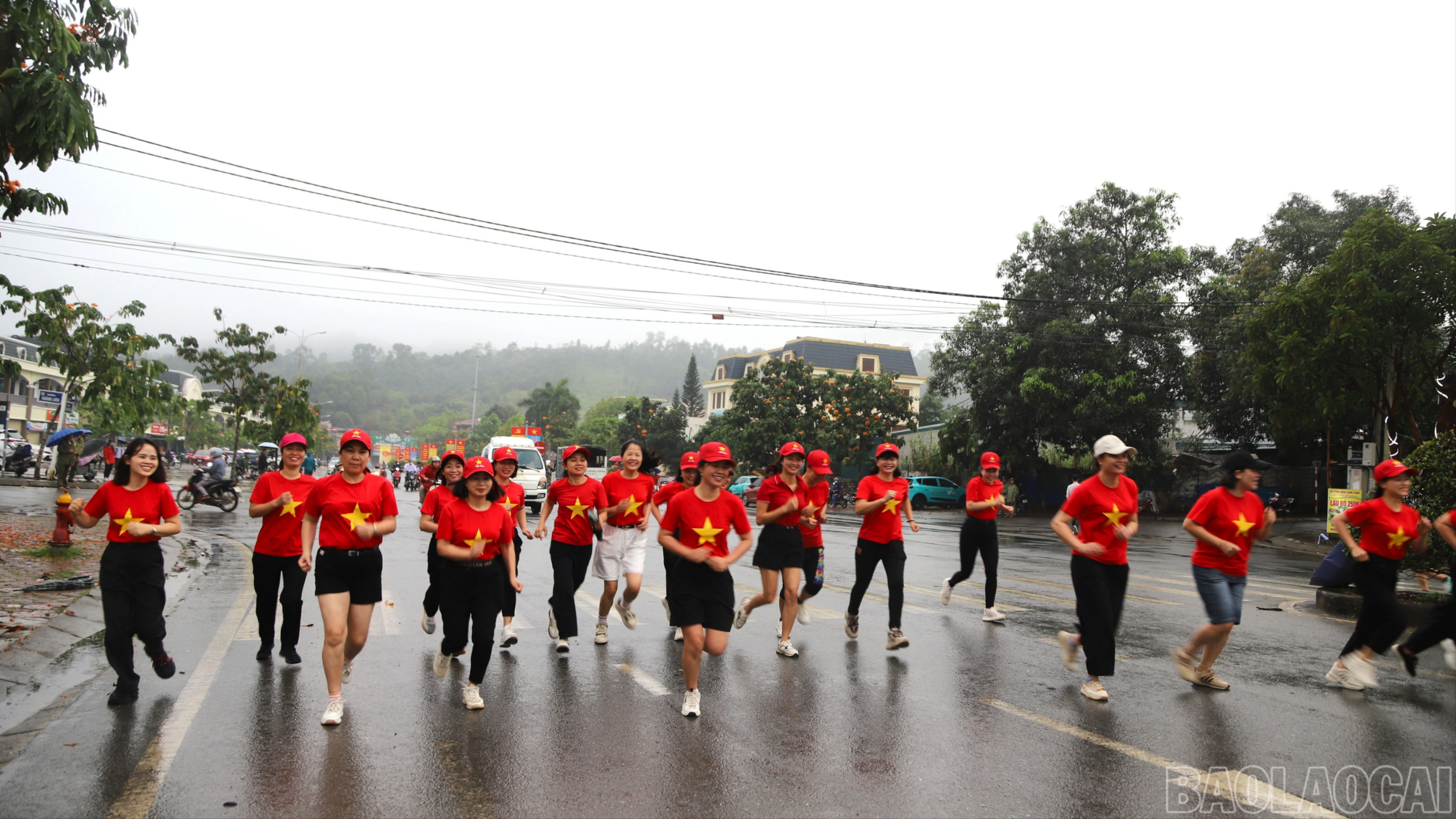 Người dân xã Bát Xát hưởng ứng Ngày chạy Olympic năm 2026.