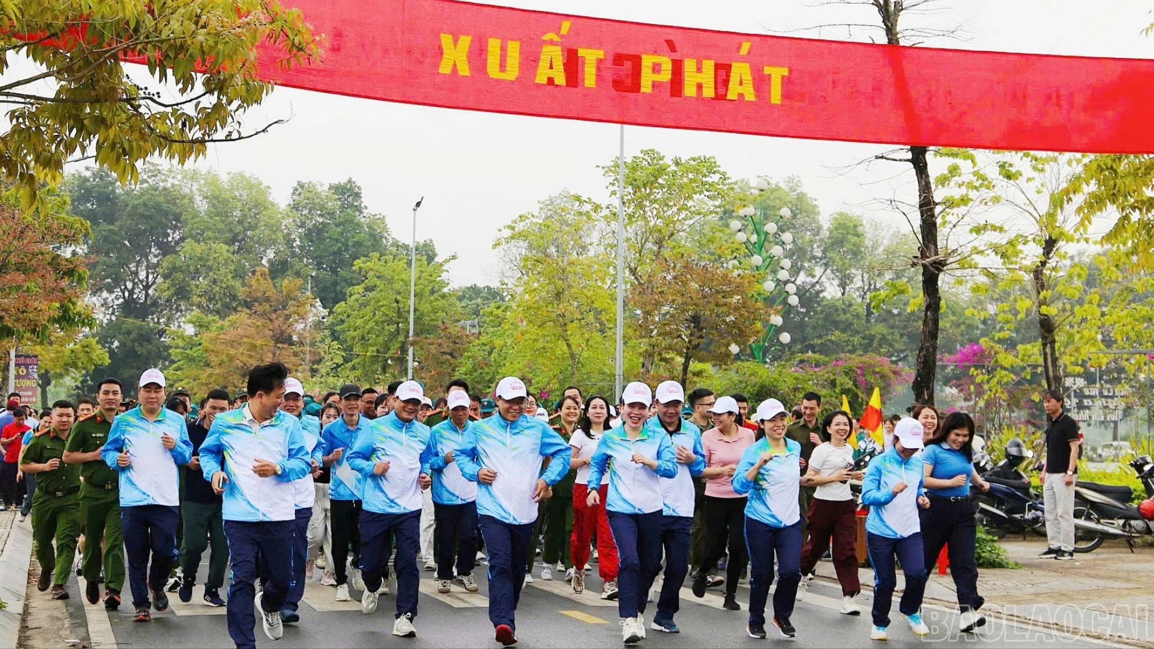 Cán bộ, Nhân dân, học sinh phường Nghĩa Lộ chạy hưởng ứng Ngày chạy Olympic và Giải Việt dã mở rộng năm 2026.