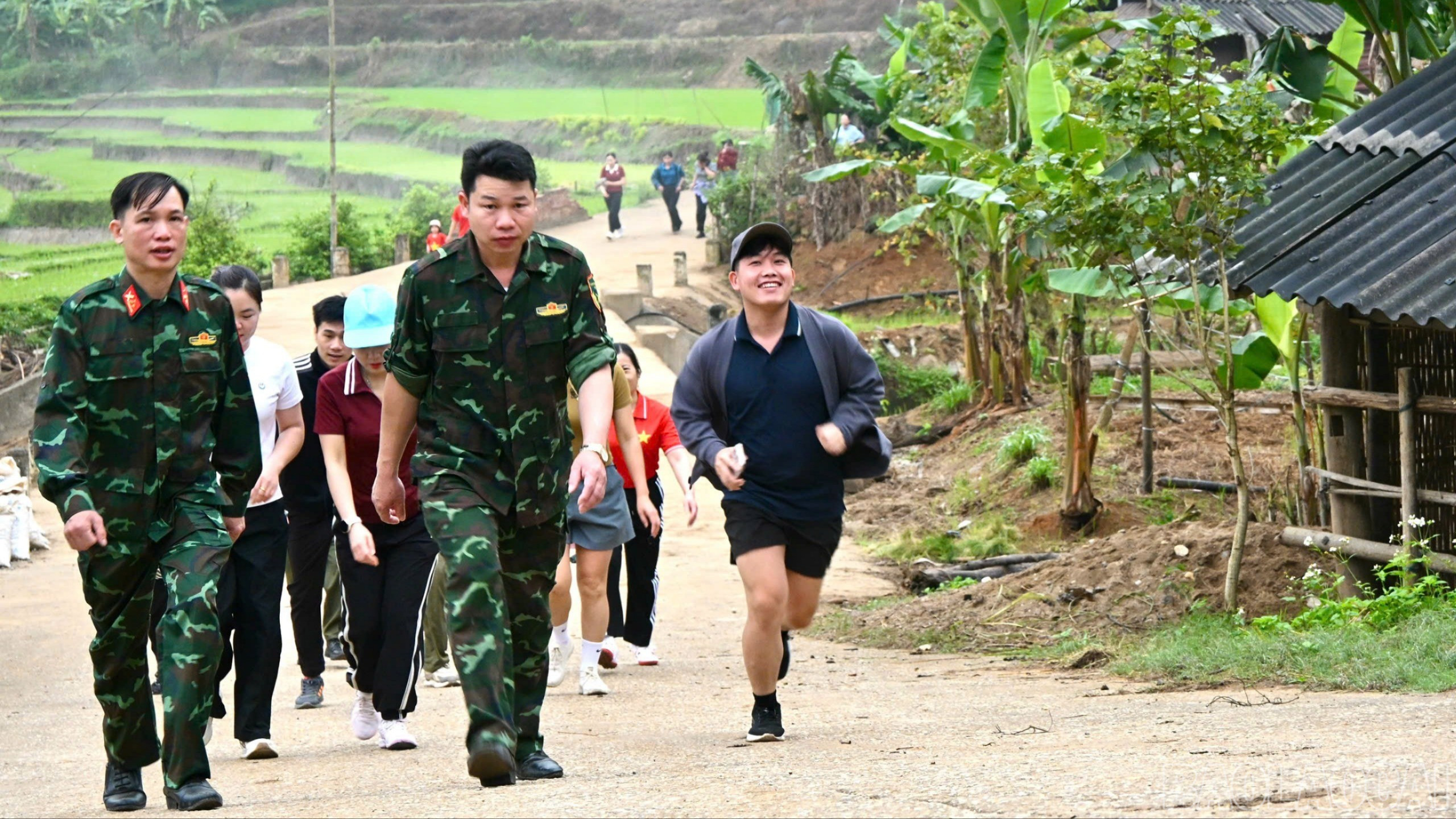 Các lực lượng tham gia chạy cự ly gần 2 km trên tuyến đường thôn Bản Ngoang, xã Dương Quỳ.