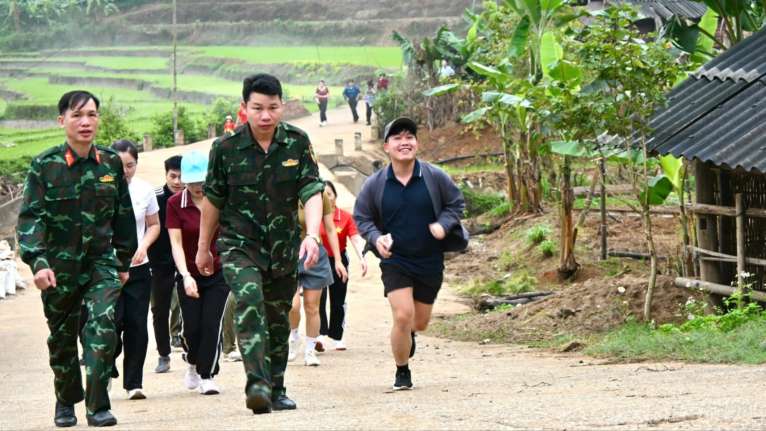 Các lực lượng tham gia chạy cự ly gần 2 km trên tuyến đường thôn Bản Ngoang, xã Dương Quỳ.