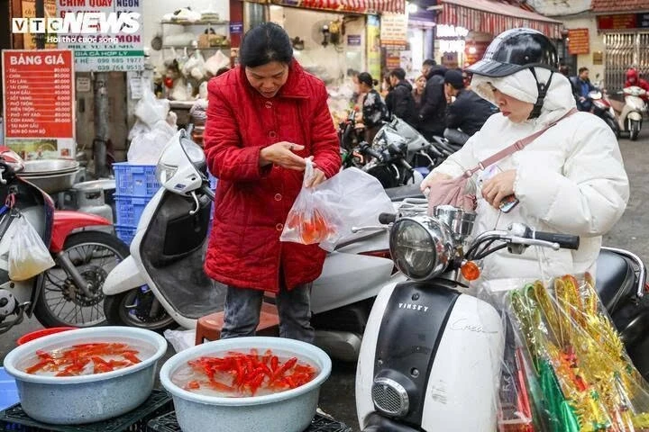 Người dân sắm lễ tại chợ Hàng Bè.