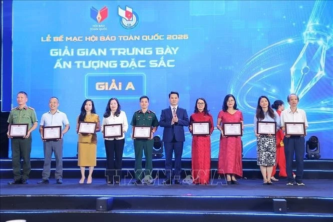 Ban tổ chức trao giải A cho các "Gian trưng bày ấn tượng đặc sắc". Ảnh: Minh Quyết/TTXVN