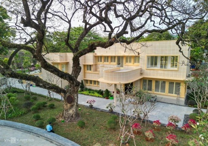 Một trong 4 biệt thự còn lại được tôn tạo lại, chiều 12/2.