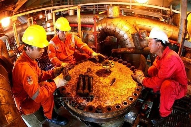 Công nhân Bảo trì, bảo dưỡng thiết bị trên giàn khoan của mỏ Bạch Hổ.