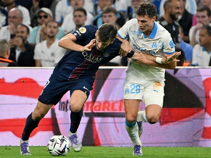 PSG (trái) đang tỏ ra thiếu ổn định.