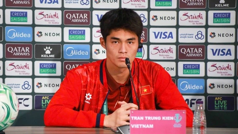 Thủ thành Trần Trung Kiên tại buổi họp báo.