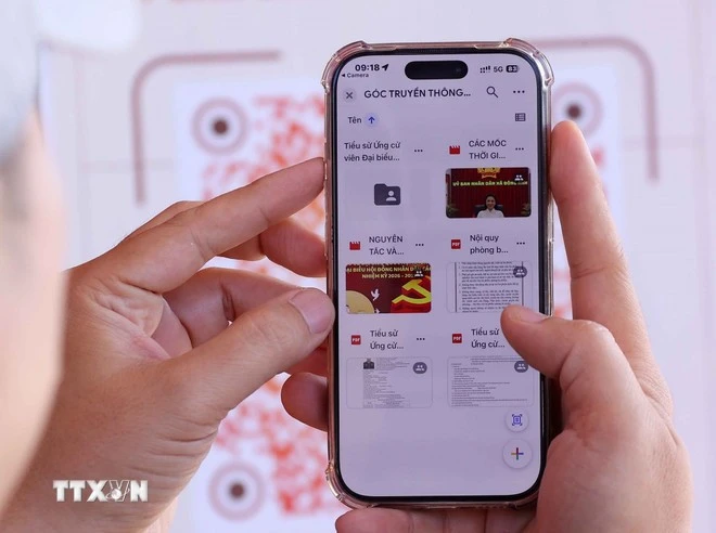 Cử tri quét mã QR bằng điện thoại thông minh để nhanh chóng kiểm tra các thông tin liên quan đến quyền bầu cử.