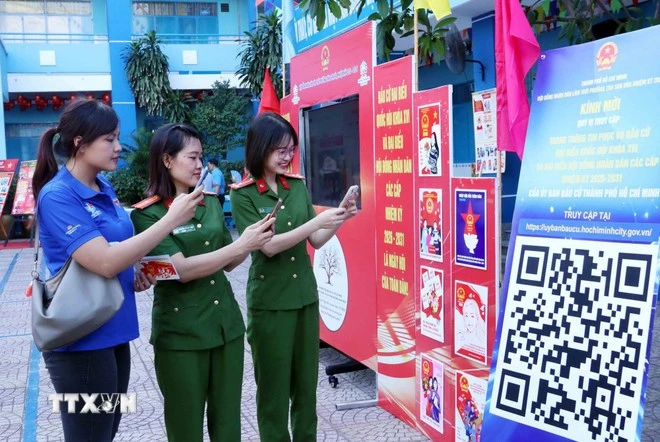 Cử tri trẻ Thành phố Hồ Chí Minh quét mã QR để tham gia cuộc thi tìm hiểu về Luật Bầu cử trực tuyến.