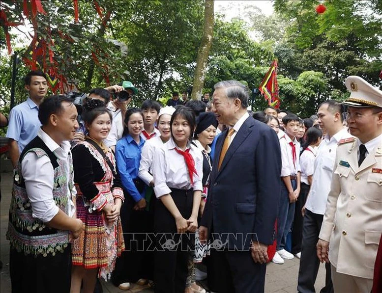 Tổng Bí thư, Chủ tịch nước Tô Lâm với các tầng lớp nhân dân tại Khu di tích lịch sử Quốc gia Đặc biệt Đền Hùng.