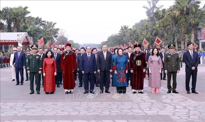 Tổng Bí thư, Chủ tịch nước Tô Lâm cùng các đồng chí lãnh đạo, nguyên lãnh đạo Đảng nhà nước khởi hành lên núi Nghĩa Lĩnh để dâng hương tưởng niệm các Vua Hùng.