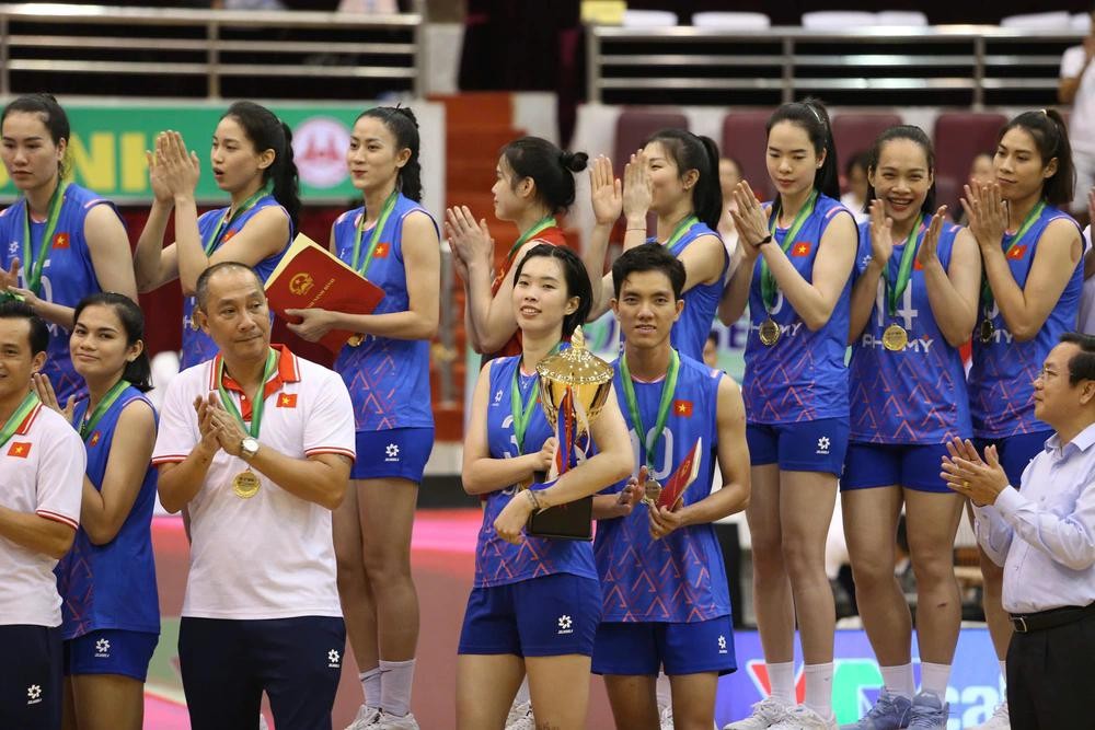 Bóng chuyền nữ là một trong những trường hợp điển hình của thể thao Việt Nam cho thấy các cô gái đã đi xa hơn rất nhiều so với những đồng nghiệp nam.