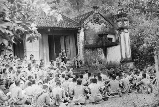 Ngày 19/9/1954, Chủ tịch Hồ Chí Minh căn dặn chiến sĩ Đại đoàn Quân Tiên phong tại Đền Hùng trước ngày về tiếp quản Thủ đô: “Các Vua Hùng đã có công dựng nước, Bác cháu ta phải cùng nhau giữ lấy nước”.