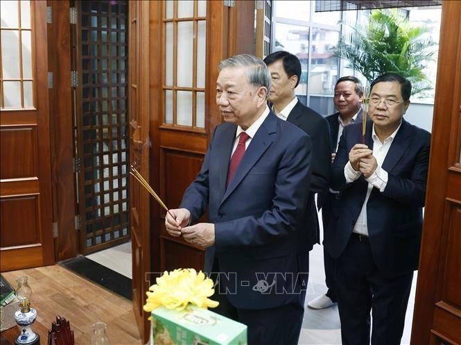Tổng Bí thư Tô Lâm thắp hương tưởng niệm Tổng Bí thư Nguyễn Phú Trọng.