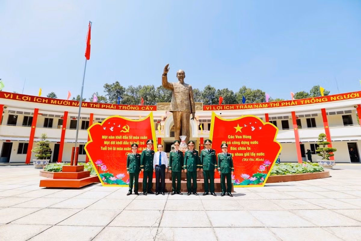 Các đại biểu chụp ảnh lưu niệm.