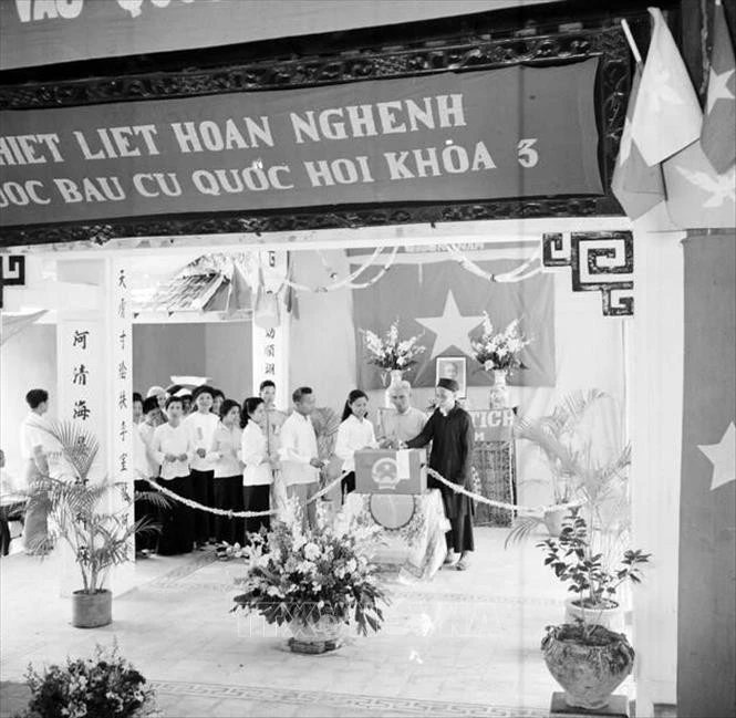 Quốc hội khóa III (1964-1971) là Quốc hội của thời kỳ đất nước thực hiện cả hai chiến lược cách mạng, thời kỳ chống Mỹ cứu nước "tất cả cho tiền tuyến, tất cả để thắng giặc Mỹ xâm lược". Miền Bắc tiến hành công cuộc xây dựng chủ nghĩa xã hội; Miền Nam đẩy mạnh cuộc đấu tranh giải phóng. Cao trào thi đua yêu nước dâng lên mạnh mẽ chưa từng có. Trong ảnh: Cử tri khối 63 khu phố Ba Đình (Hà Nội) đi bỏ phiếu bầu Quốc hội khóa III tại hòm phiếu A.24 (24/6/1964).