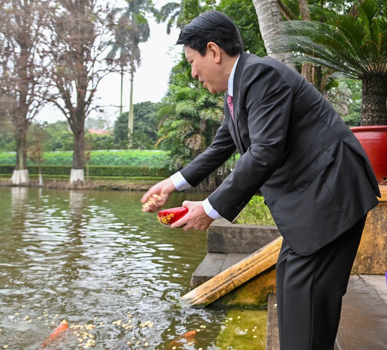 Chủ tịch nước Lương Cường thăm ao cá Bác Hồ.