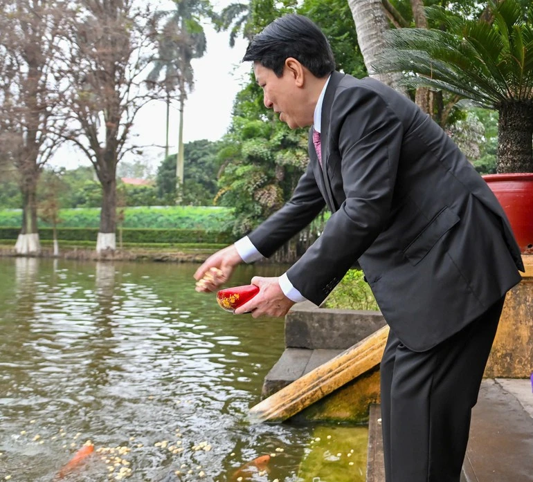 Chủ tịch nước Lương Cường thăm ao cá Bác Hồ.