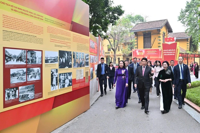 Chủ tịch nước Lương Cường, Phó Chủ tịch nước Võ Thị Ánh Xuân thăm khu di tích.