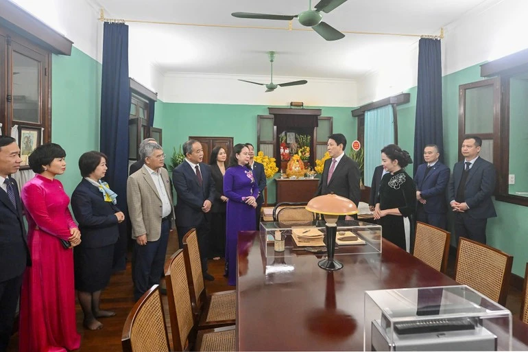 Chủ tịch nước Lương Cường, Phó Chủ tịch nước Võ Thị Ánh Xuân nói chuyện thân mật với cán bộ nhân viên khu di tích.