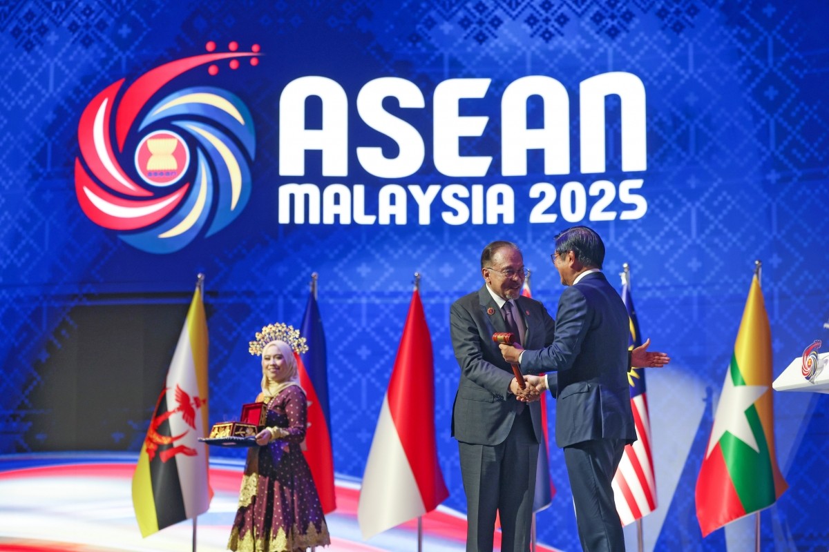 Thủ tướng Malaysia Anwar Ibrahim trao búa chủ tịch ASEAN cho Tổng thống Philippines Ferdinand Marcos Jr. vào ngày 28/10/2025 tại lễ bế mạc Hội nghị Cấp cao ASEAN lần thứ 47 tại Kuala Lumpur.