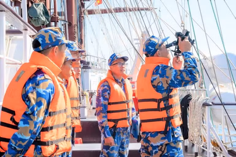 Giảng viên và Học viên Học viện Hải quân huấn luyện đo độ cao mặt trời để xác định vị trí tàu.