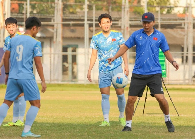 HLV Kim Sang Sik sẽ phải tìm ra chiến thuật phù hợp khi đối đầu với các đối thủ rất mạnh.