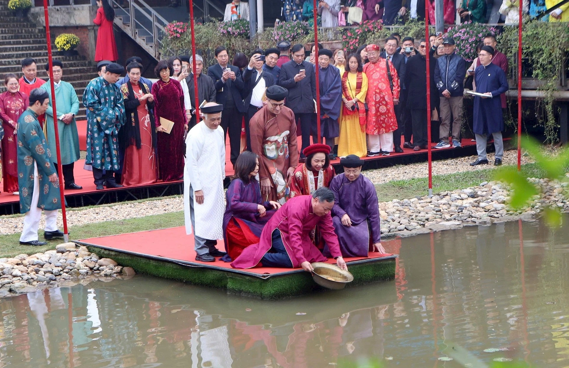 Các đại biểu thực hiện nghi thức thả cá chép.
