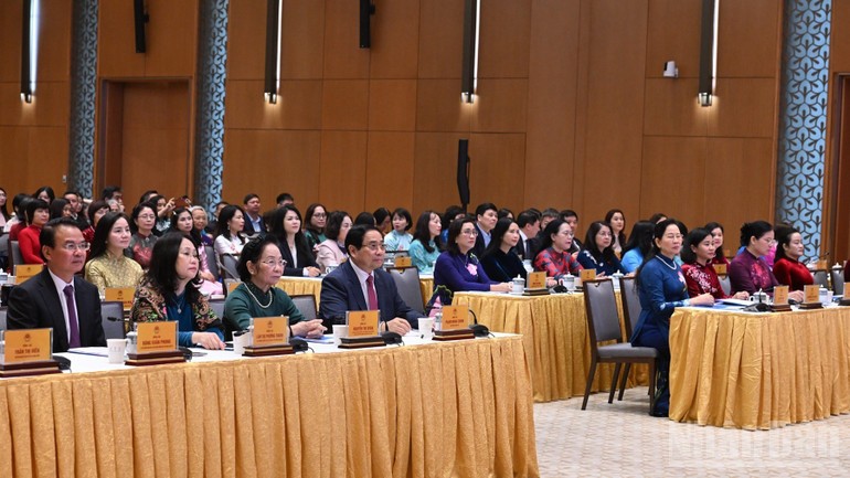 Thủ tướng Phạm Minh Chính và các đồng chí lãnh đạo, đại biểu tham dự buổi gặp mặt.