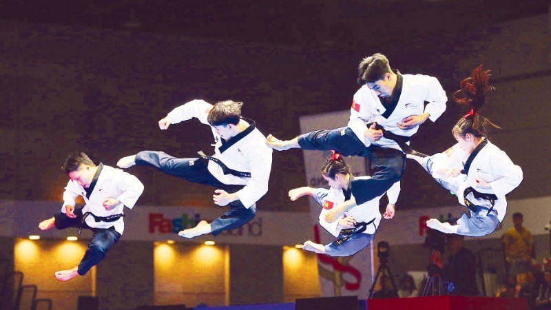 Các võ sĩ Taekwondo Việt Nam đoạt Huy chương vàng nội dung quyền biểu diễn sáng tạo hỗn hợp tại SEA Games 33.