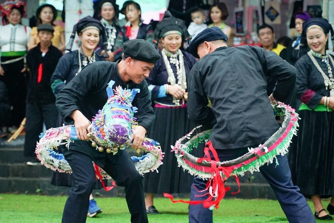 Trình diễn múa ngựa giấy của người dân tộc Nùng Dín (Mường Khương, Lào Cai).