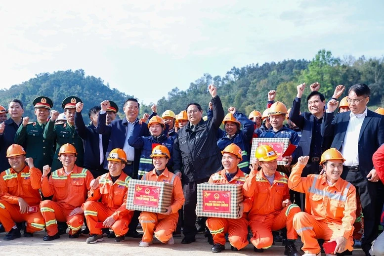 Thủ tướng tặng quà, động viên công nhân thi công tại nút giao IC-07 dự án cao tốc Hữu Nghị - Chi Lăng.