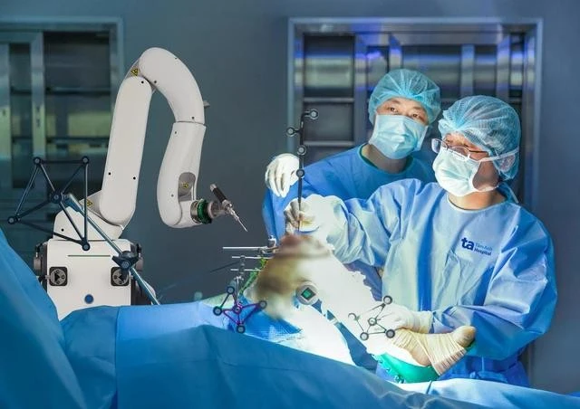 Bác sĩ đang thay khớp gối cho người bệnh bằng Robot AI thế hệ mới CUVIS-Joint.