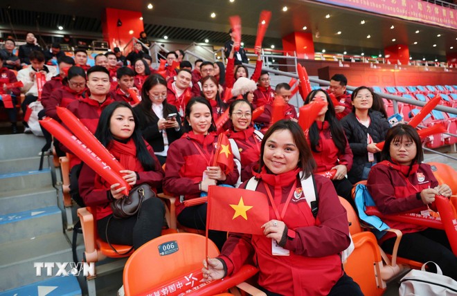 Các cổ động viên thanh niên Việt Nam tham gia cổ vũ cho các đội bóng.