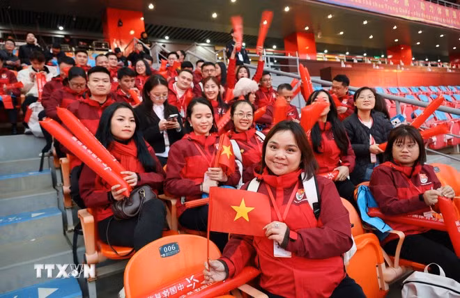 Các cổ động viên thanh niên Việt Nam tham gia cổ vũ cho các đội bóng.