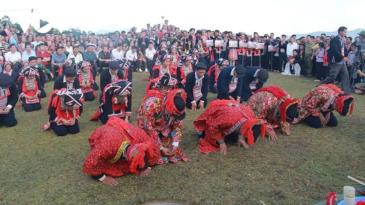Các thầy cúng cùng bà con người Dao tạ ơn tổ tiên, Bàn Vương.