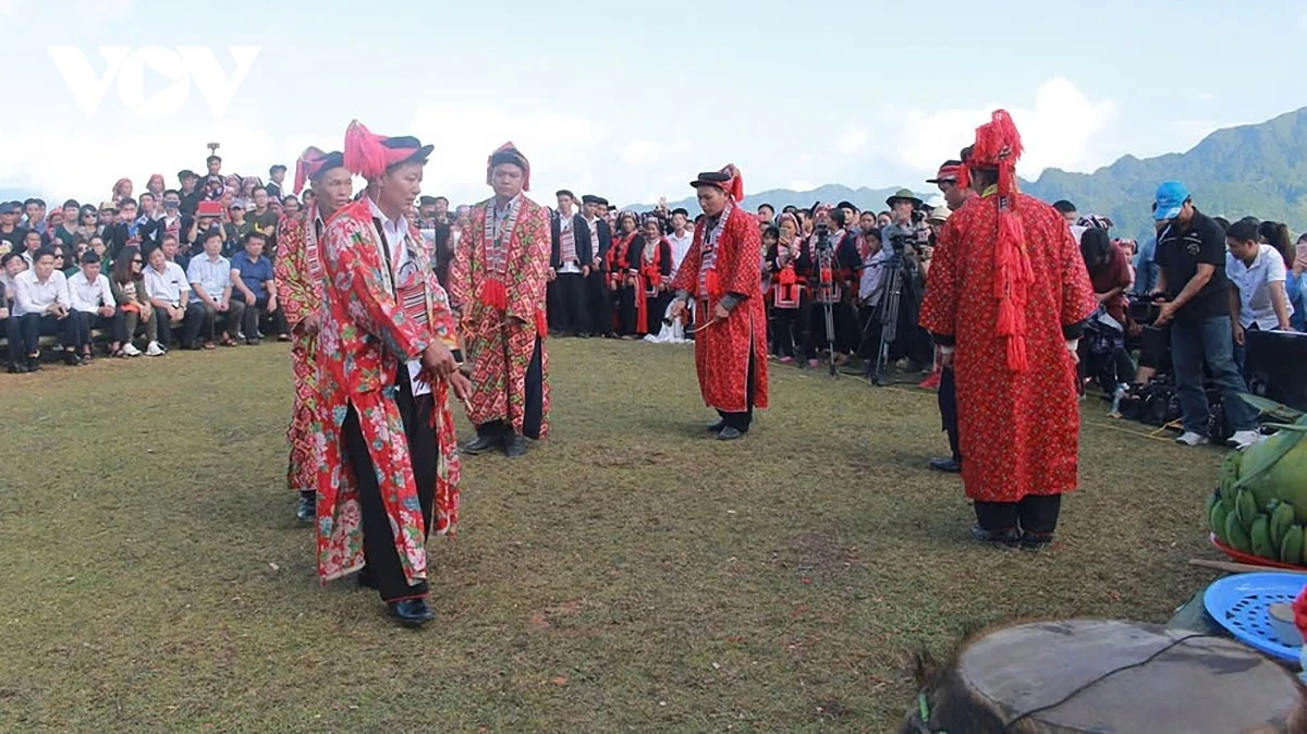 Các thầy cúng múa chuông trong lễ cúng Bàn Vương.