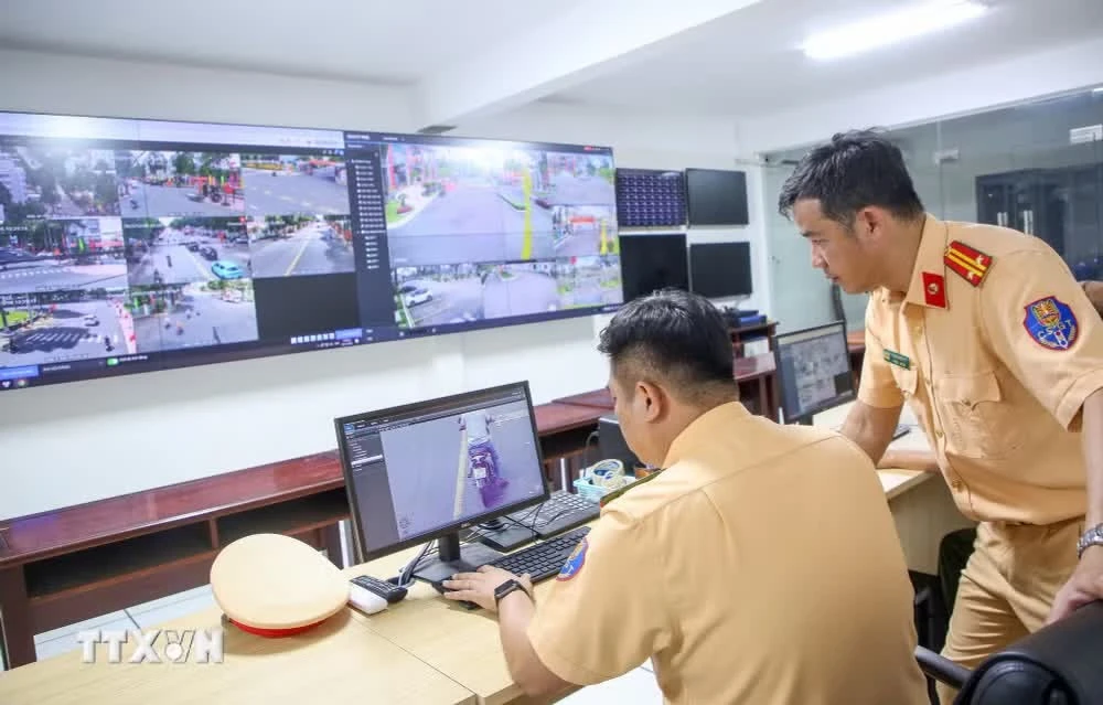 Cảnh sát Giao thông Tây Ninh ứng dụng chuyển đổi số trong kiểm soát vi phạm, góp phần giảm tai nạn giao thông. (Ảnh: Giang Phương/TTXVN)