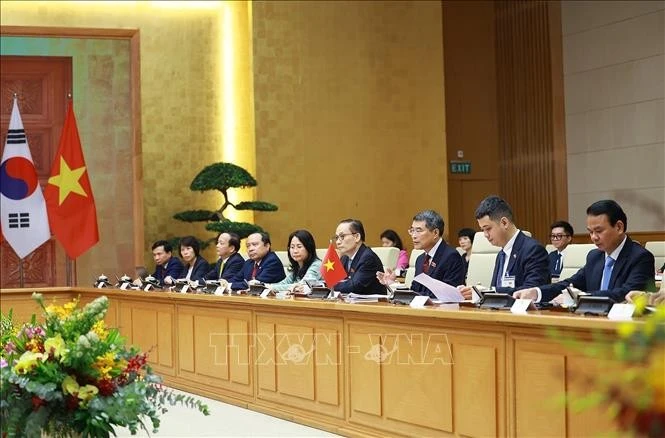 Thủ tướng Lê Minh Hưng và thành viên đoàn Việt Nam tại cuộc hội kiến Tổng thống Hàn Quốc Lee Jae Myung.