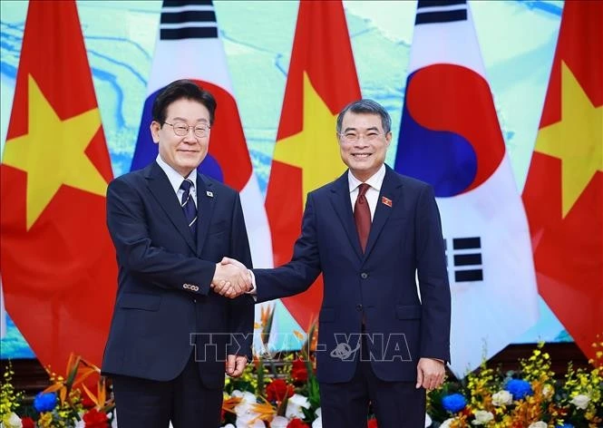 Thủ tướng Lê Minh Hưng hội kiến Tổng thống Hàn Quốc Lee Jae Myung.