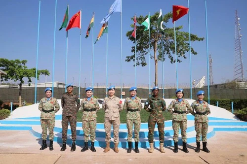 Nữ quân nhân Việt Nam và các nữ đồng nghiệp quốc tế.