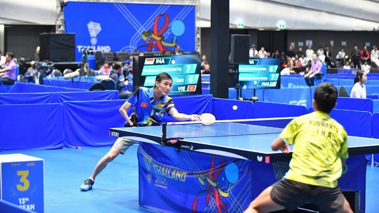 Trận chung kết đơn nam bóng bàn người khuyết tật giữa tay vợt Phạm Thế Tiến và đối thủ của Indonesia.