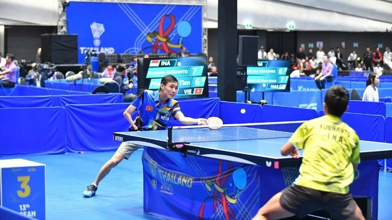 Trận chung kết đơn nam bóng bàn người khuyết tật giữa tay vợt Phạm Thế Tiến và đối thủ của Indonesia.