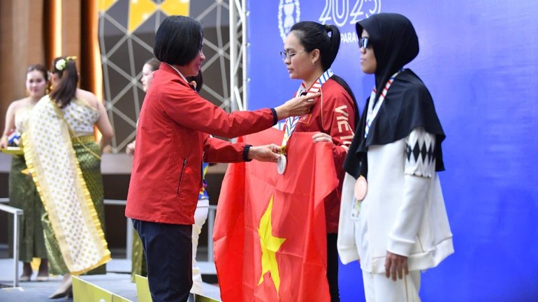 Trưởng đoàn Lê Thị Hoàng Yến trao Huy chương cho các vận động viên đạt thành tích.